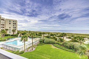 Pool - Oceanfront condo with pool & tennis - balcony, AC, WiFi & washer/dryer (Fernandina Beach)