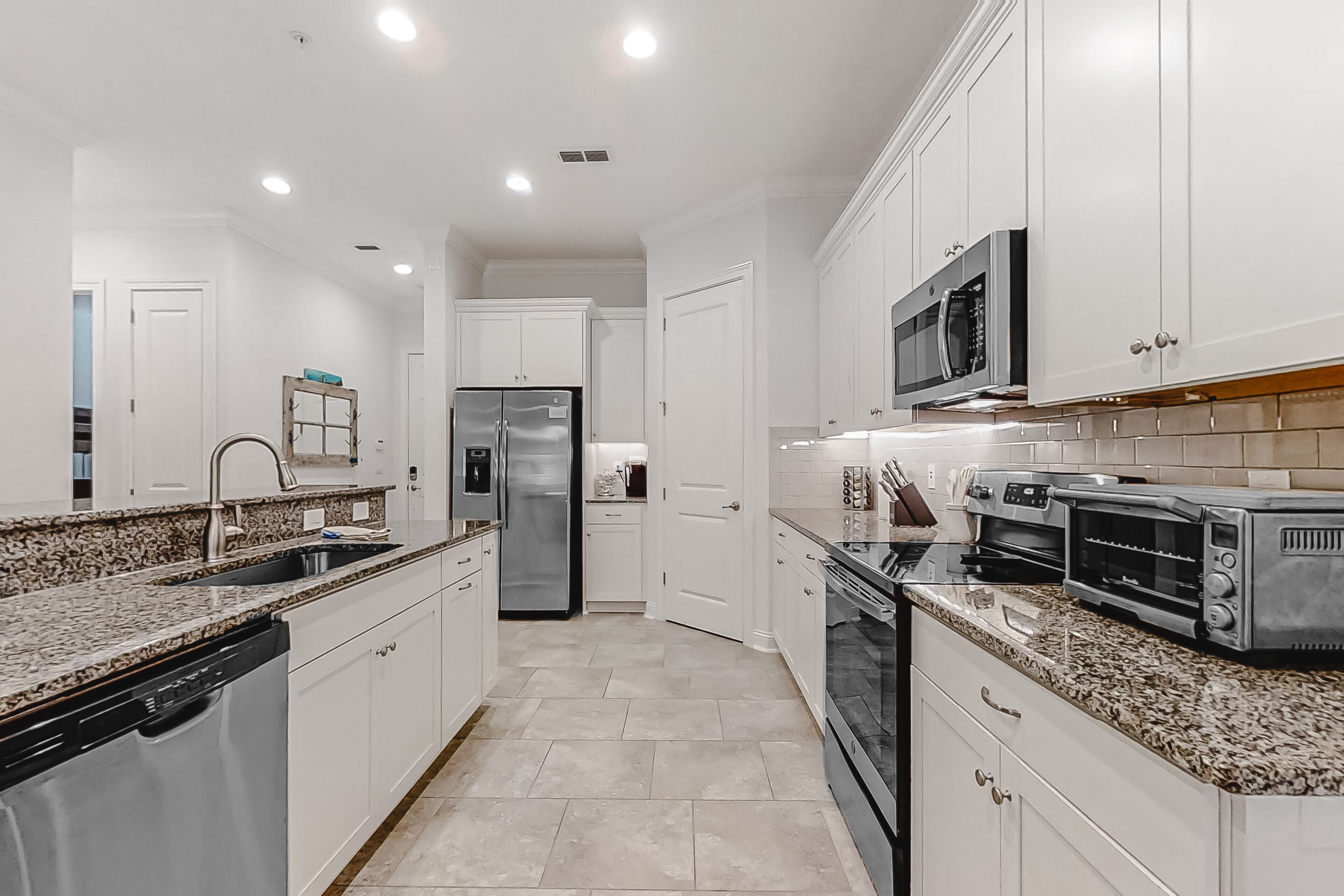 冷蔵庫、電子レンジ、オーブン、コンロ