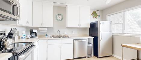 Réfrigérateur, four à micro-ondes, un four, surface de cuisson