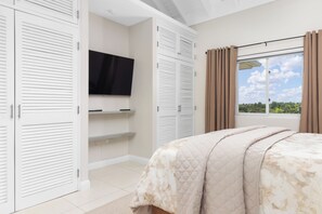 Free WiFi - 3rd Floor Condo wMountain Views (St. Ann's Bay)