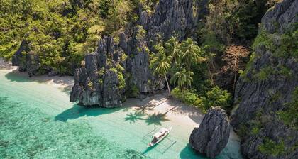 Cozy Studio Prime with Balcony Near Airport Smart Lock Netflix Free Wifi Palawan