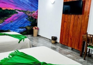 Familie tweepersoonskamer | Een bureau, gratis wifi