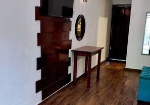 Minibar con artículos gratuitos, escritorio, wifi gratis y ropa de cama 