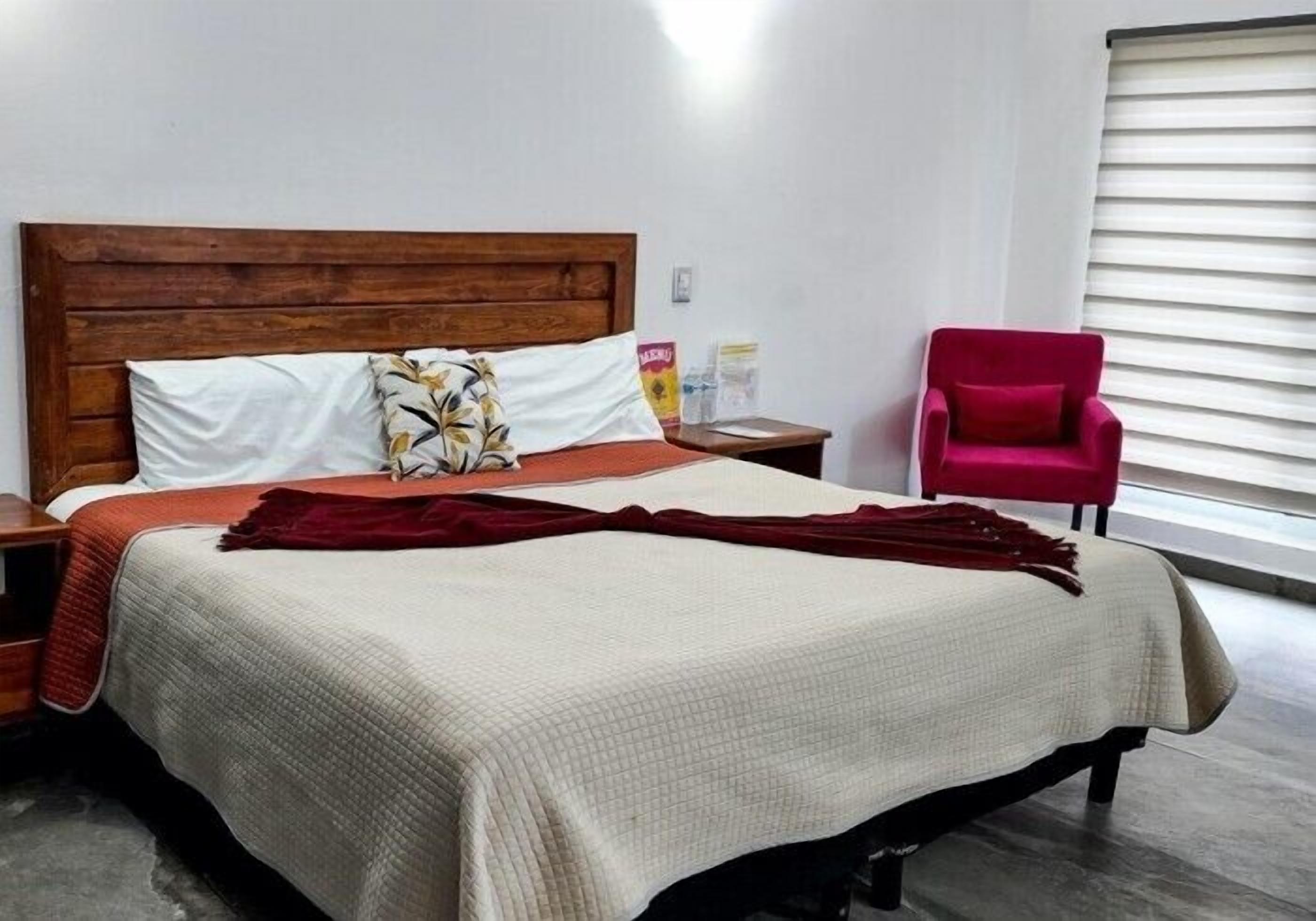 Free minibar, desk, free WiFi, bed sheets