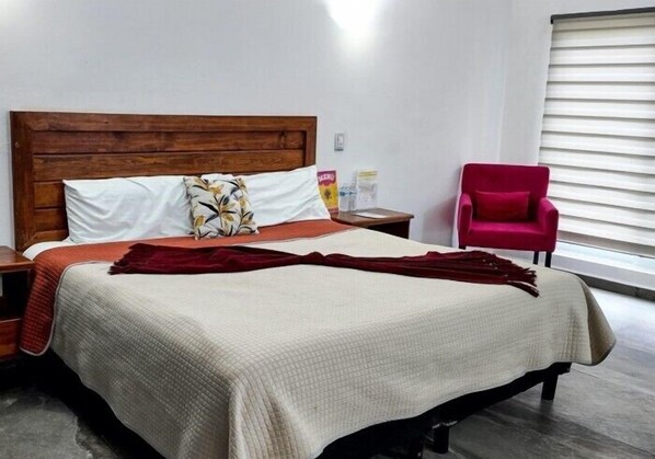 Ilmaiset minibaarituotteet, työpöytä, ilmainen Wi-Fi, vuodevaatteet