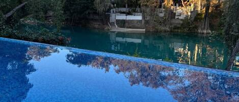 Suite Deluxe, vista al río | Artículos del minibar gratis, escritorio, wifi gratis y ropa de cama