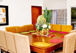 Minibar con artículos gratuitos, escritorio, wifi gratis y ropa de cama 