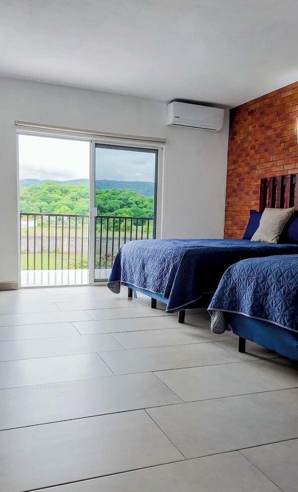 Minibar con artículos gratuitos, escritorio, wifi gratis y ropa de cama 