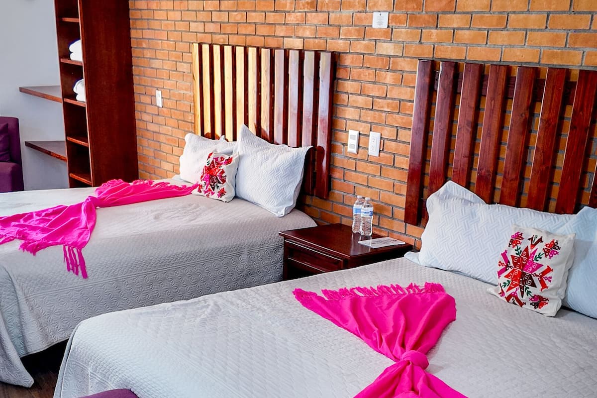 Familie tweepersoonskamer, balkon, uitzicht op rivier | Een bureau, gratis wifi