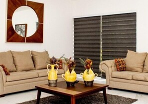 Deluxe-sviitti, jokinäköala | Ilmaiset minibaarituotteet, työpöytä, ilmainen Wi-Fi, vuodevaatteet