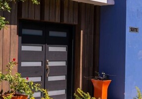 Minibar con artículos gratuitos, escritorio, wifi gratis y ropa de cama 