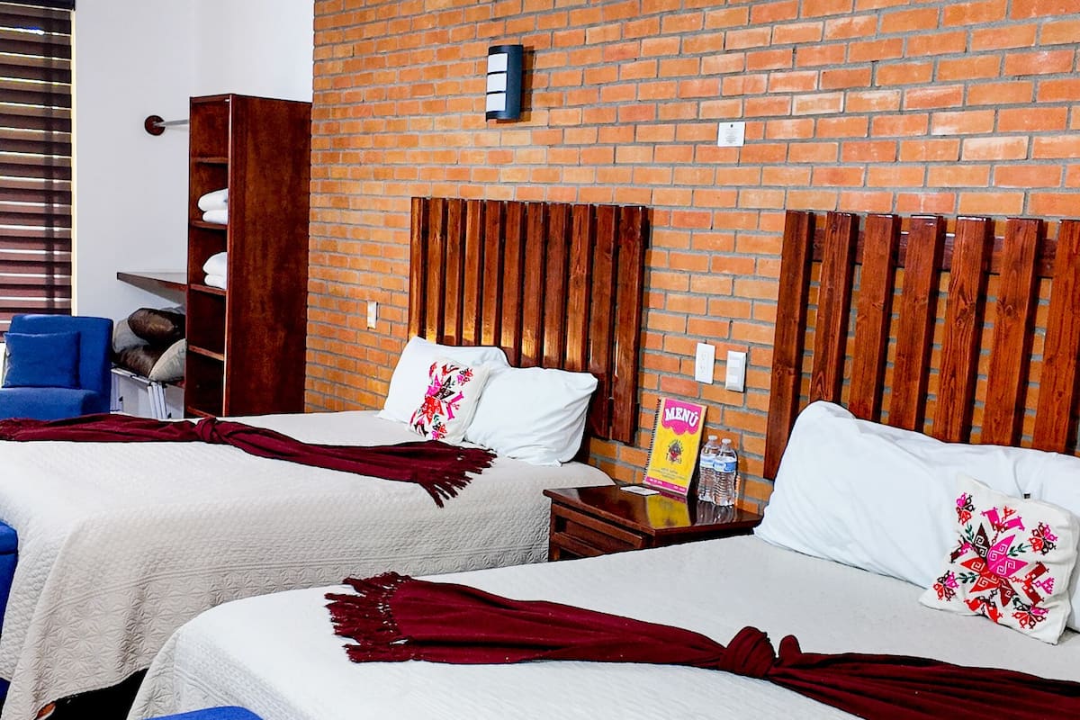 Familie tweepersoonskamer, balkon, uitzicht op rivier | Een bureau, gratis wifi