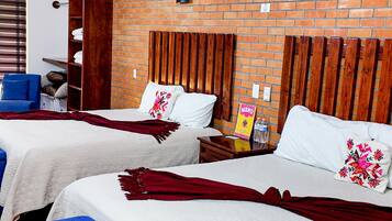 عناصر مجانية داخل الميني بار ومكتب وواي فاي مجانًا وملاءات أسرّة