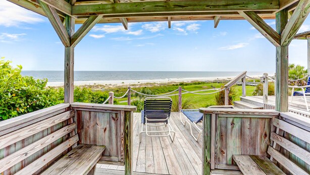 A wooden deck with benches overlooking a beach. - Spacious condo with beach access, balcony, AC & outdoor pool (Fernandina Beach)