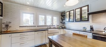 Oceanfront townhouse with ocean views, central AC, WiFi, & outdoor pool