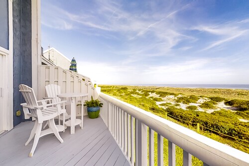 Oceanfront townhouse with ocean views, central AC, WiFi, & outdoor pool