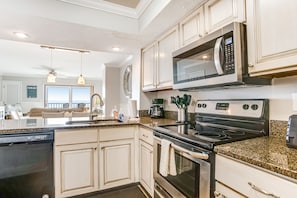 Refrigerador, microondas, horno y parrilla de estufa