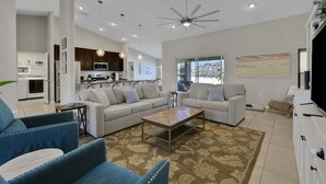 Un salon moderne comprenant un canapé, une table basse et un téléviseur.
