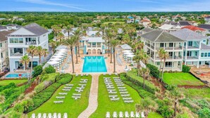 A resort with a central pool, multiple lounge areas, and a well-maintained lawn. - Elegant waterfront condo with central AC, balcony, and shared pools & hot tubs (Palm Coast)