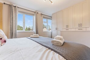 3 habitaciones, tabla de planchar con plancha, wifi y ropa de cama