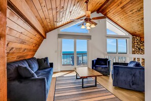 Téléviseur, foyer, livres