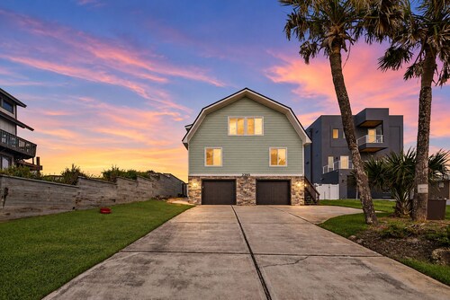 Dog-friendly beachfront home with beach access, deck, fireplace, W/D, AC