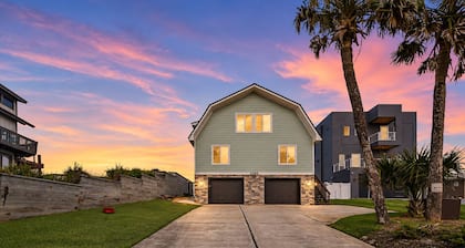 Dog-friendly beachfront home with beach access, deck, fireplace, W/D, AC