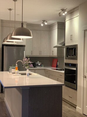 Mikrowelle, Ofen, Herdplatte, Geschirrspüler