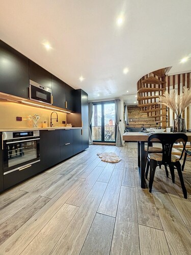 Modern 2BR Apt • Mountain Views & Private Parking
