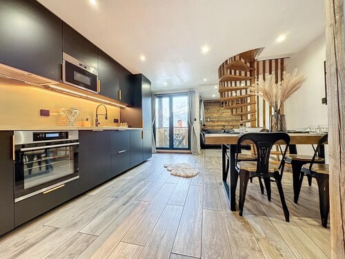 Modern 2BR Apt • Mountain Views & Private Parking