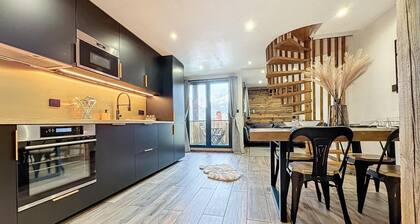 Modern 2BR Apt âą Mountain Views & Private Parking