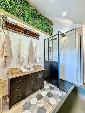 Secadora de cabello, toallas, jabón, papel de baño 