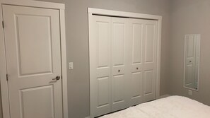 Strykejern/-brett, internettilgang og sengetøy