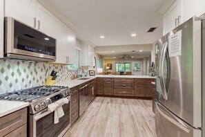 Réfrigérateur, four à micro-ondes, un four, surface de cuisson