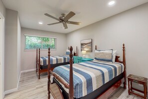 3 bedrooms, desk, iron/ironing board, free WiFi
