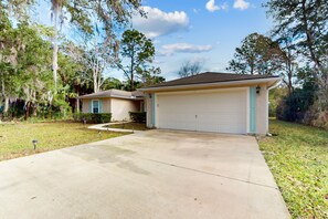 Property grounds - Sunny home with private pool, fireplace, patio, grill, W/D, AC (Palm Coast)