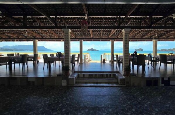Outdoor dining - Nazrat Residence (Langkawi)