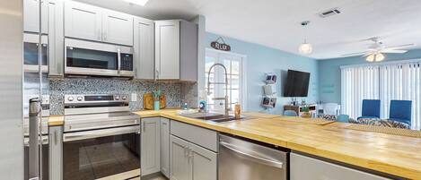 Réfrigérateur, four à micro-ondes, un four, surface de cuisson