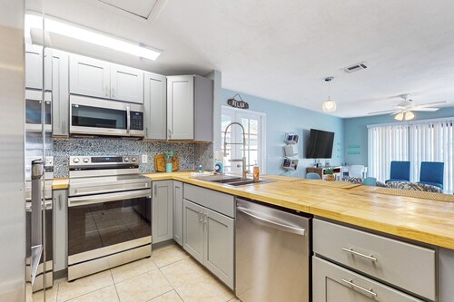 Centrally located dog-friendly home with beach gear & patio - snowbird-friendly