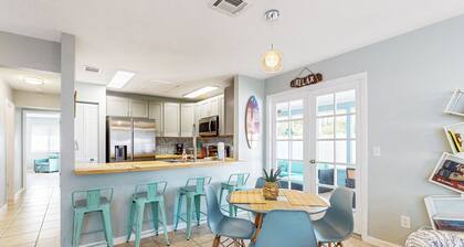 Centrally located dog-friendly home with beach gear & patio - snowbird-friendly