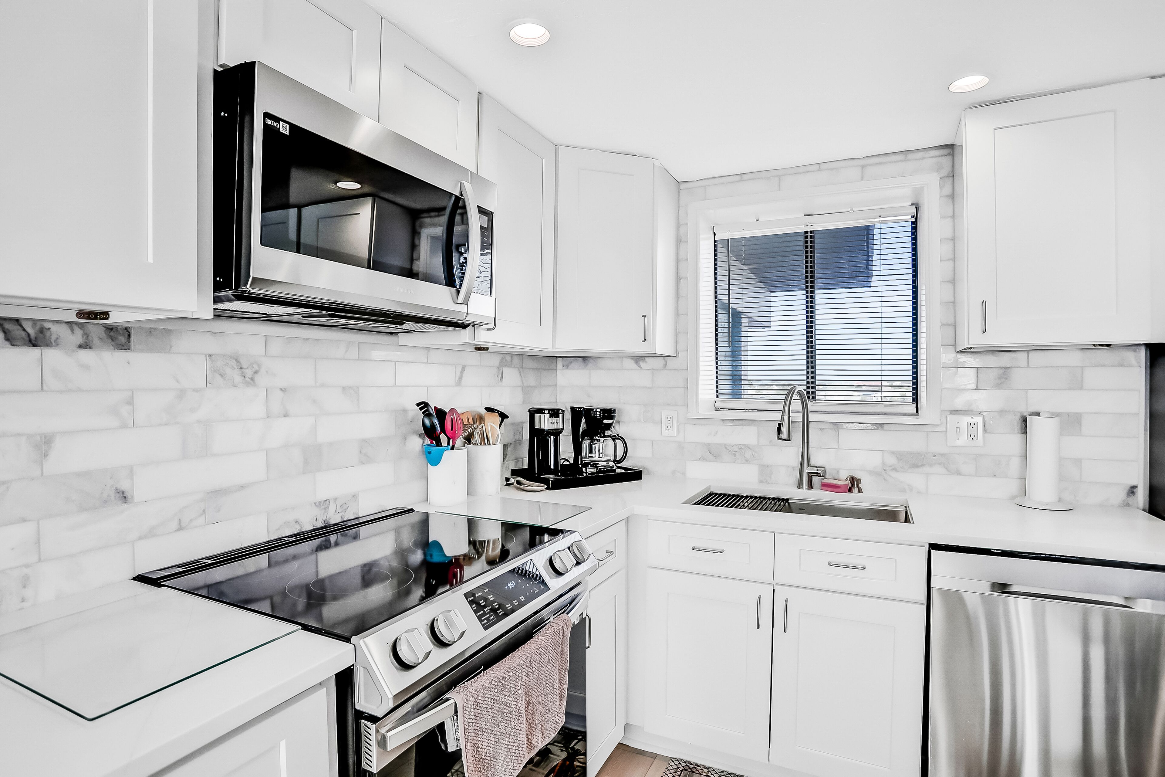 Refrigerador, microondas, horno y parrilla de estufa 