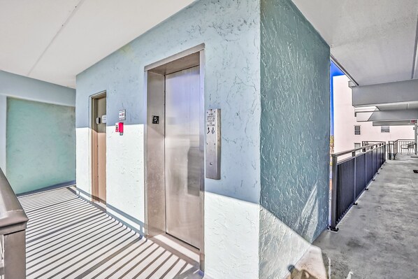 Interior - Polished oceanfront condo with pool access, private balcony & washer/dryer (Jacksonville Beach)