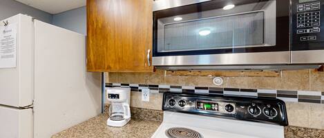 Refrigerador, microondas, horno y parrilla de estufa