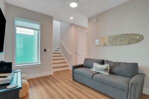 Fernseher, Kamin, Bücher, Stereoanlage