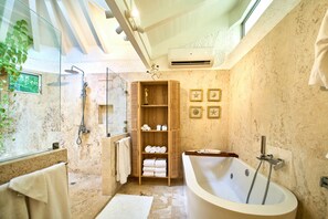 Shower, hair dryer, bidet, towels - Villa Larimar, a modern private hideaway close to the beach (La Romana)