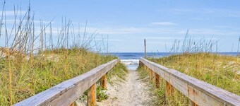 Oceanfront condo with pool, amazing view, balcony & beach access