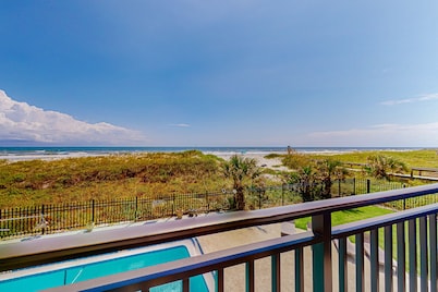 Oceanview condo with pool, beach access, jetted tub, W/D, & AC