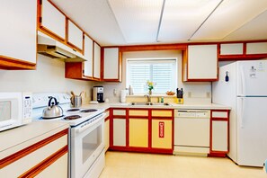 Kühlschrank, Mikrowelle, Ofen, Herdplatte