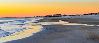 Cozy cottage near the beach with internet,  AC, Washer/Dryer