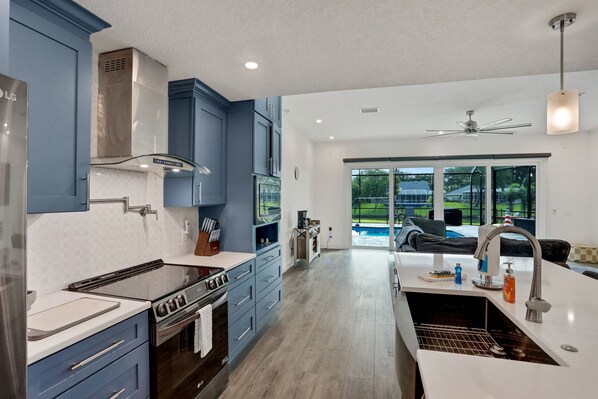 Réfrigérateur, four à micro-ondes, un four, surface de cuisson